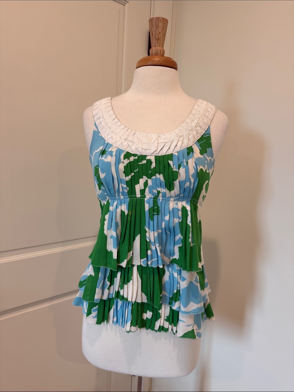 Sleeveless Tiered Pleated Tank Top - Green & Blue Floral